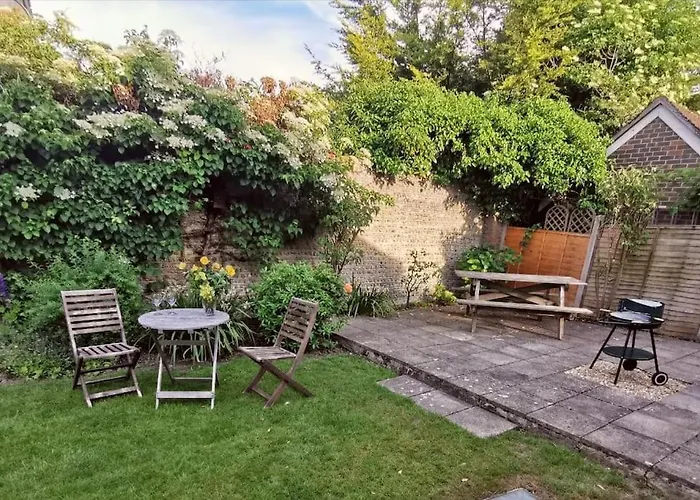 Beautiful Gate House A 4 Minute Walk From Beach