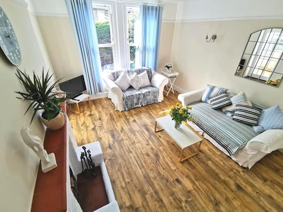 Beautiful Gate House A 4 Minute Walk From Holiday home *